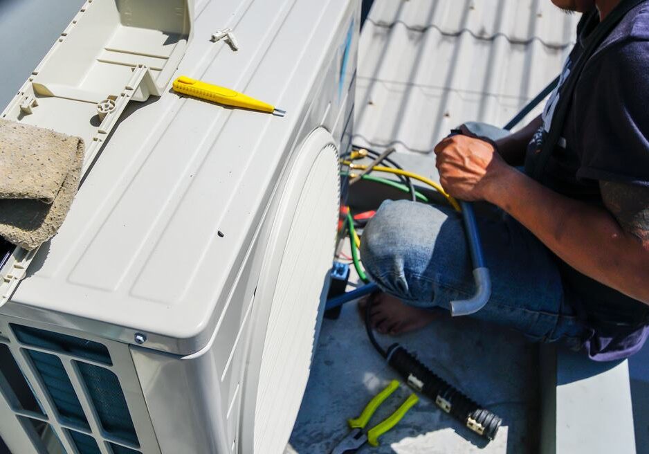 Air-Conditioning-Technician-and-A-part-of-preparing-to-install-new-air-conditioner